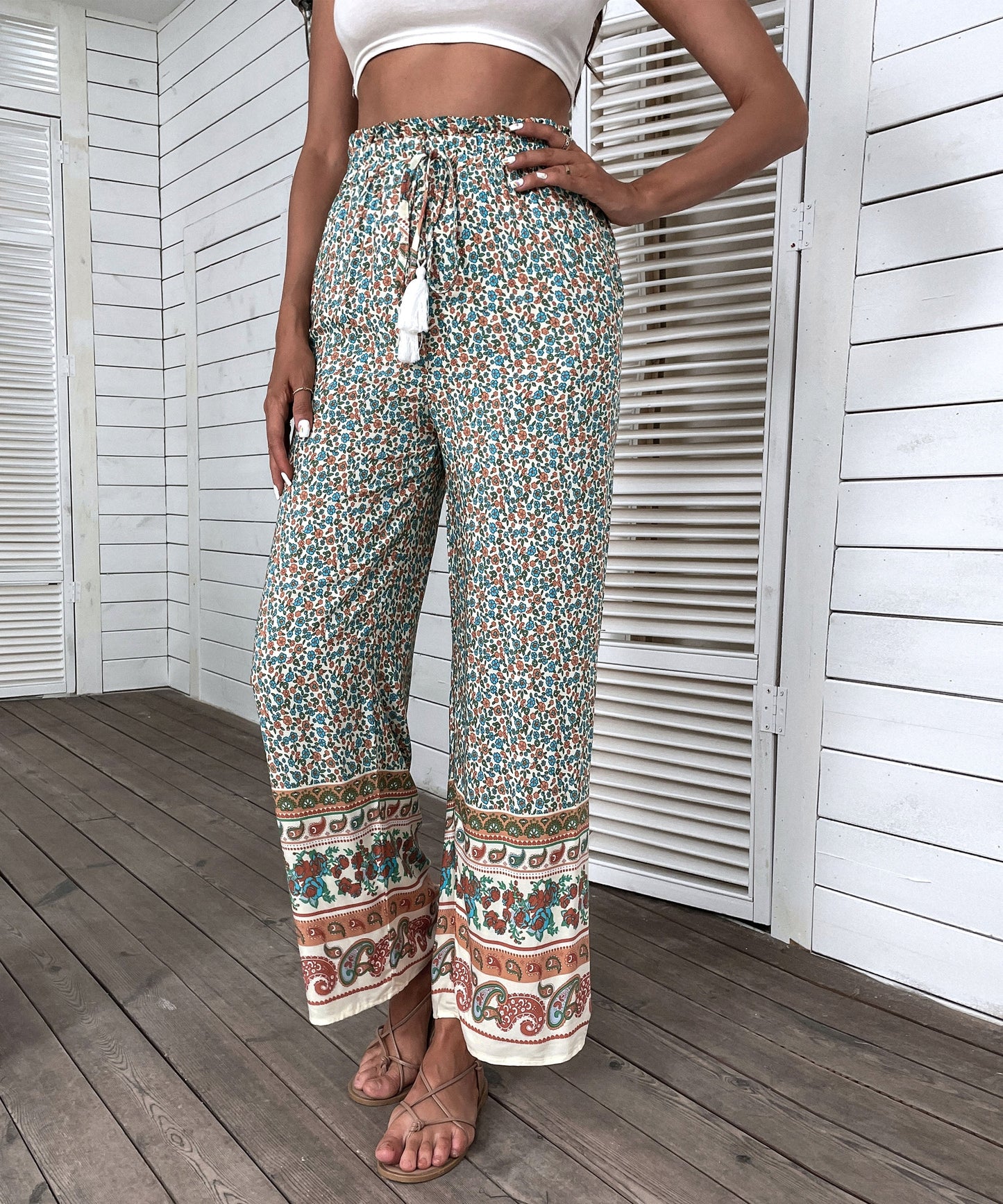 Effortlessly Elegant Pants with a Timeless Design