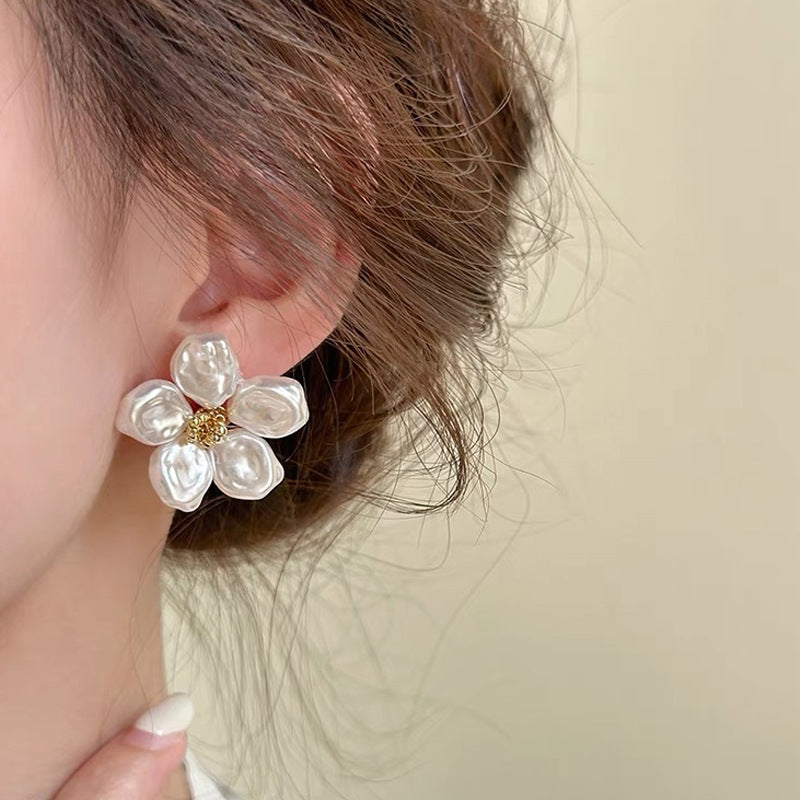 Classic Pearl Earring with Timeless Appeal
