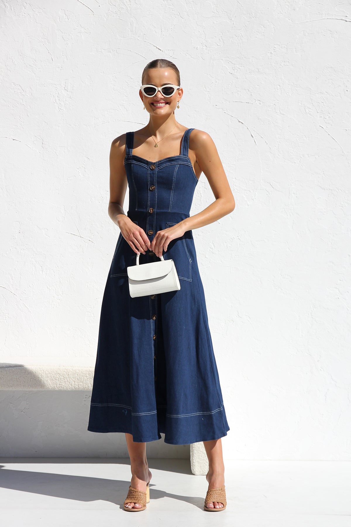 Effortlessly Elegant Dress with a Timeless Design