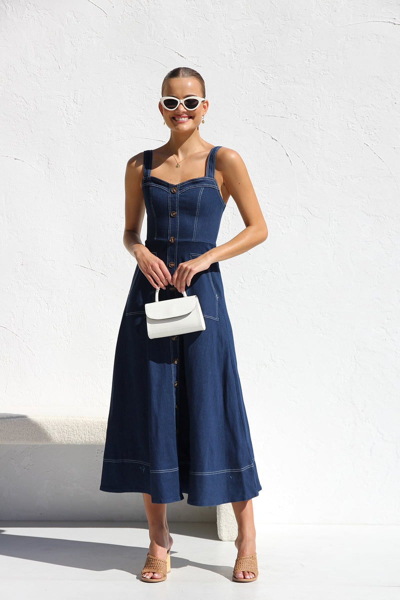 Effortlessly Elegant Dress with a Timeless Design