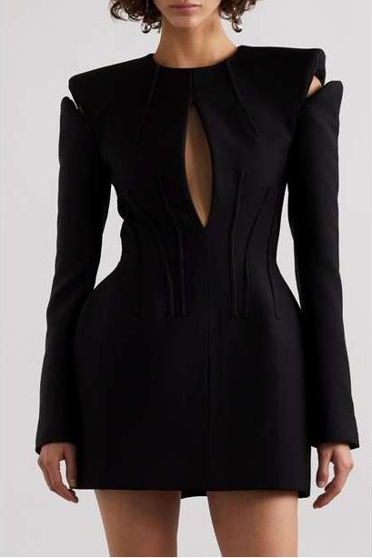 Beautifully Finished Dress in a Timeless Design