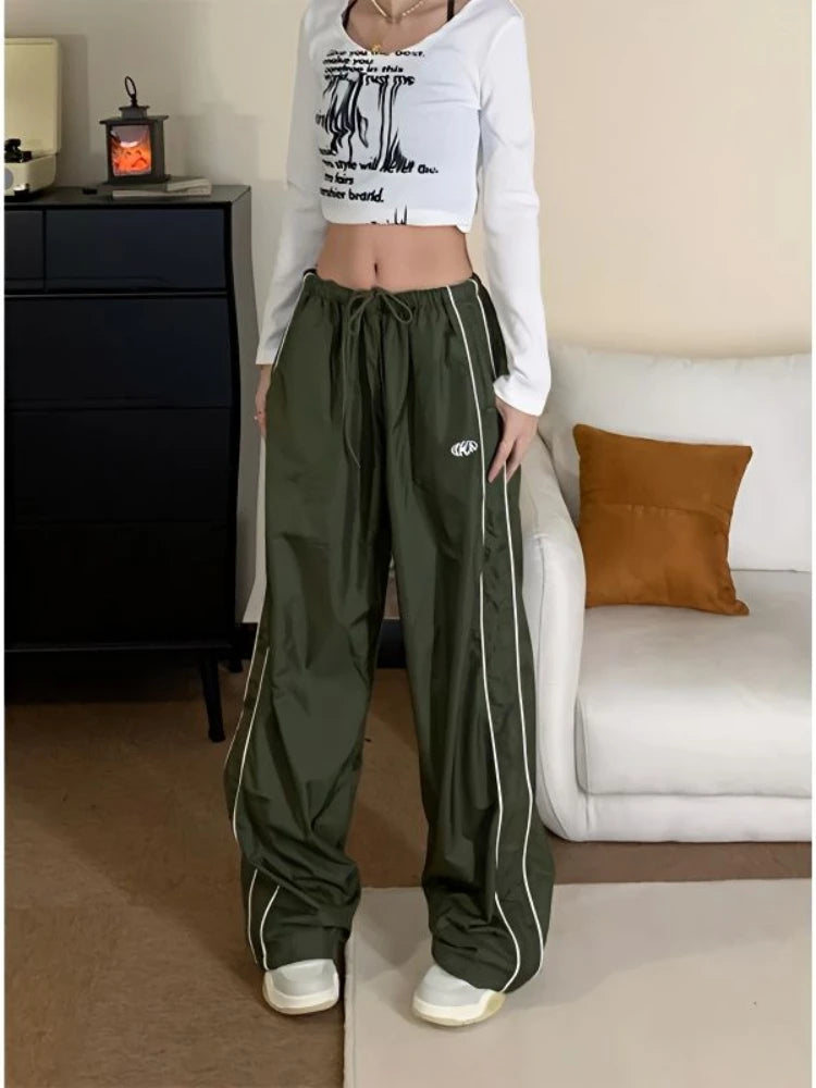 Effortlessly Elegant Pants with a Timeless Design