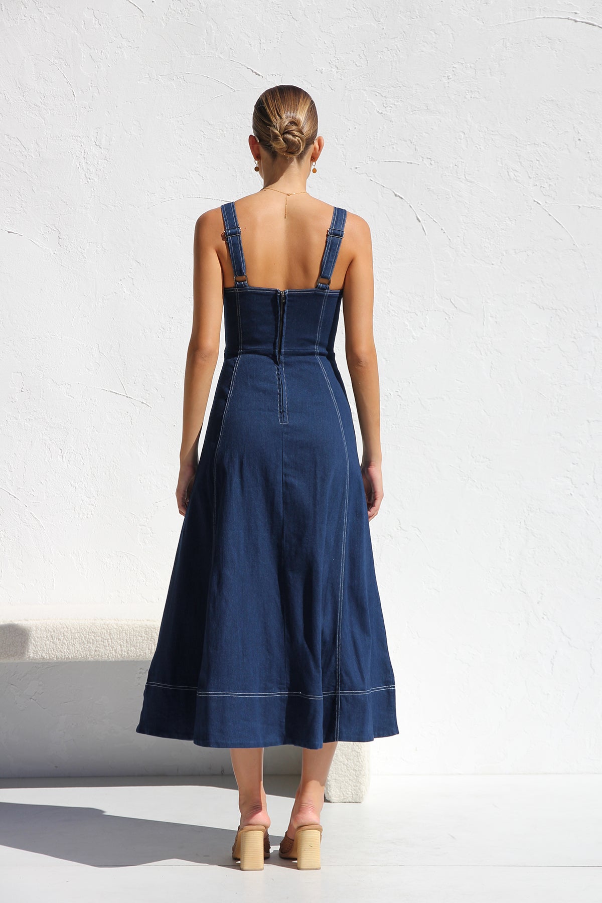 Effortlessly Elegant Dress with a Timeless Design