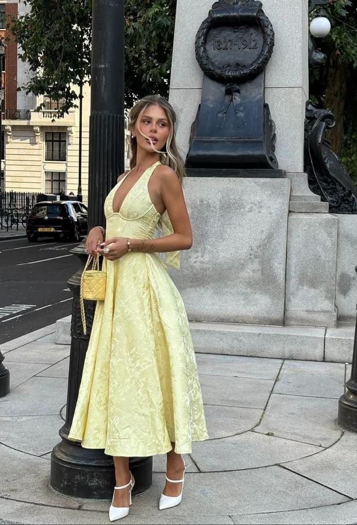 Well Tailored Dress with a Graceful Silhouette
