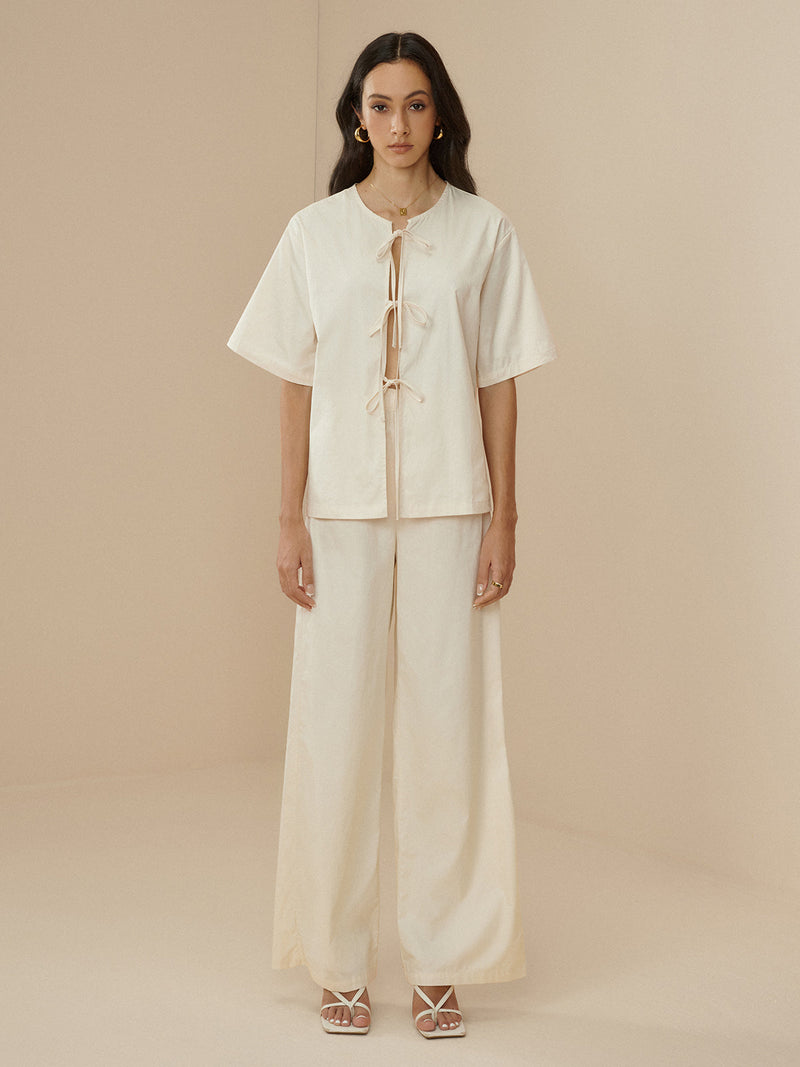 Effortlessly Elegant Pants with a Timeless Design