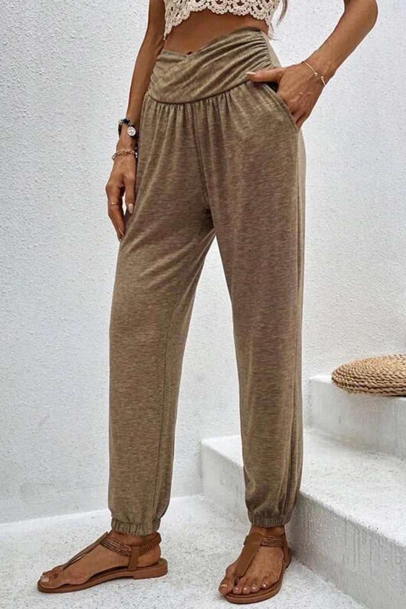Effortlessly Elegant Pants with a Timeless Design