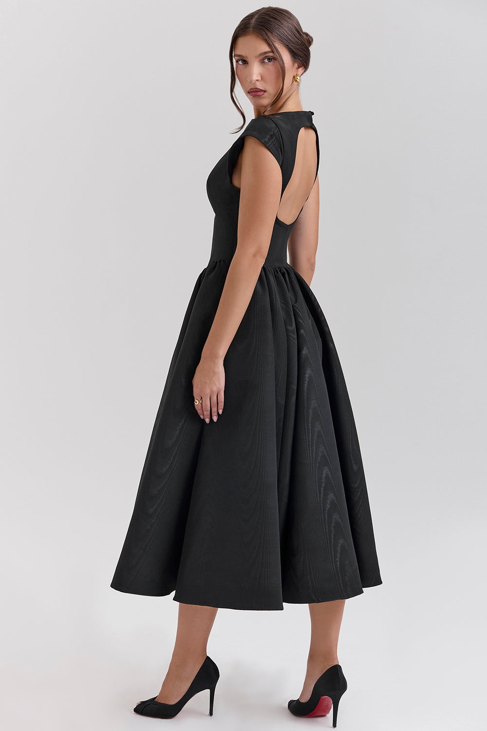 Effortlessly Elegant Dress with a Timeless Design