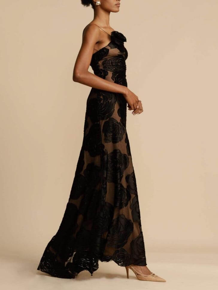 Well Tailored Dress with a Graceful Silhouette