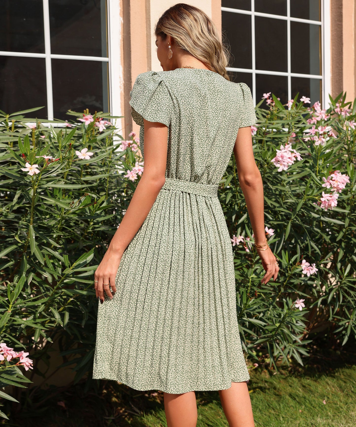 Beautifully Finished Dress in a Timeless Design