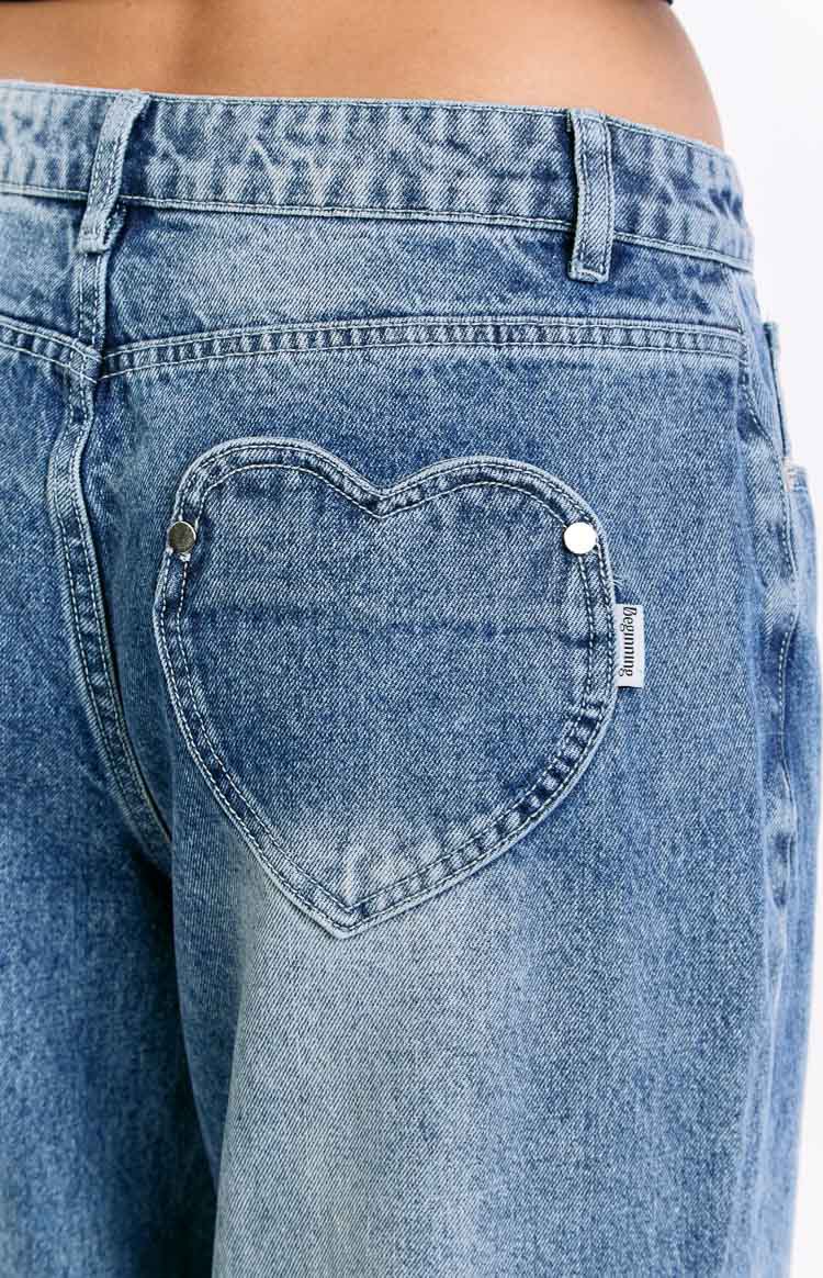Effortlessly Elegant Garment with a Timeless Design