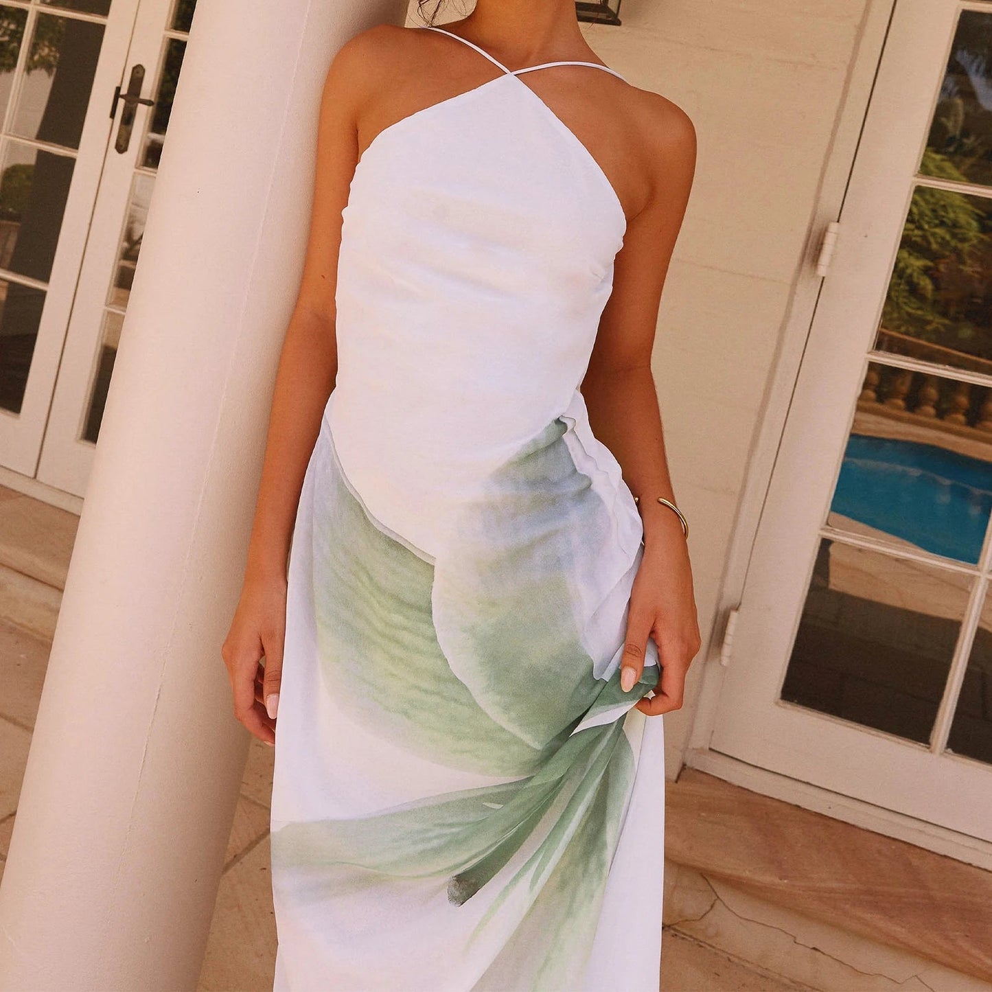 Effortlessly Elegant Dress with a Timeless Design