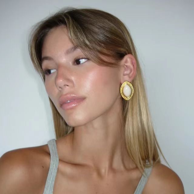 Romantic Gold Earring for Special Moments