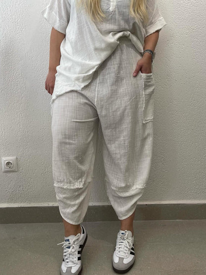 Effortlessly Elegant Pants with a Timeless Design