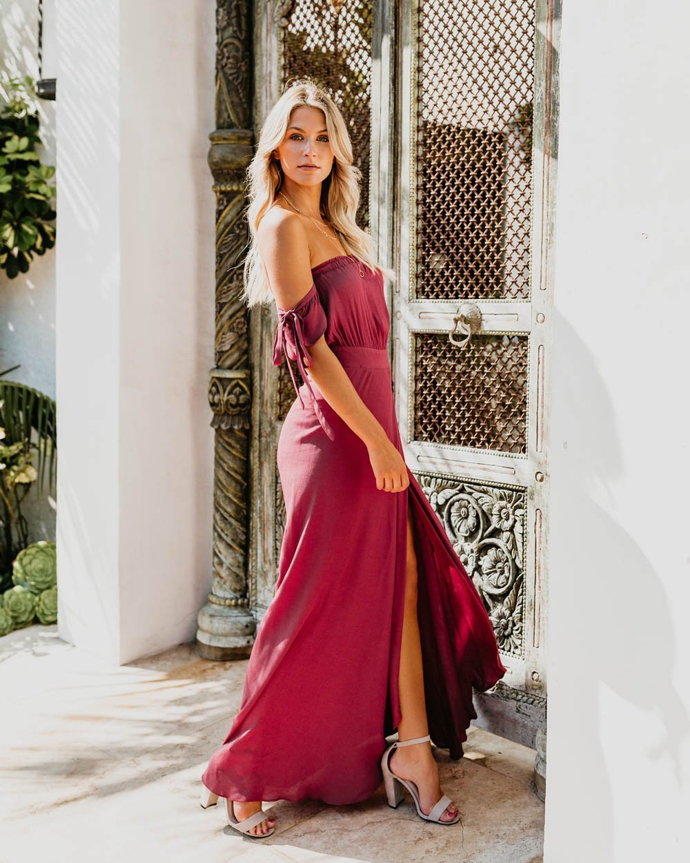 Beautifully Finished Dress in a Timeless Design