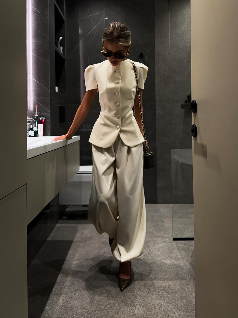 Well Tailored Pants with a Graceful Silhouette