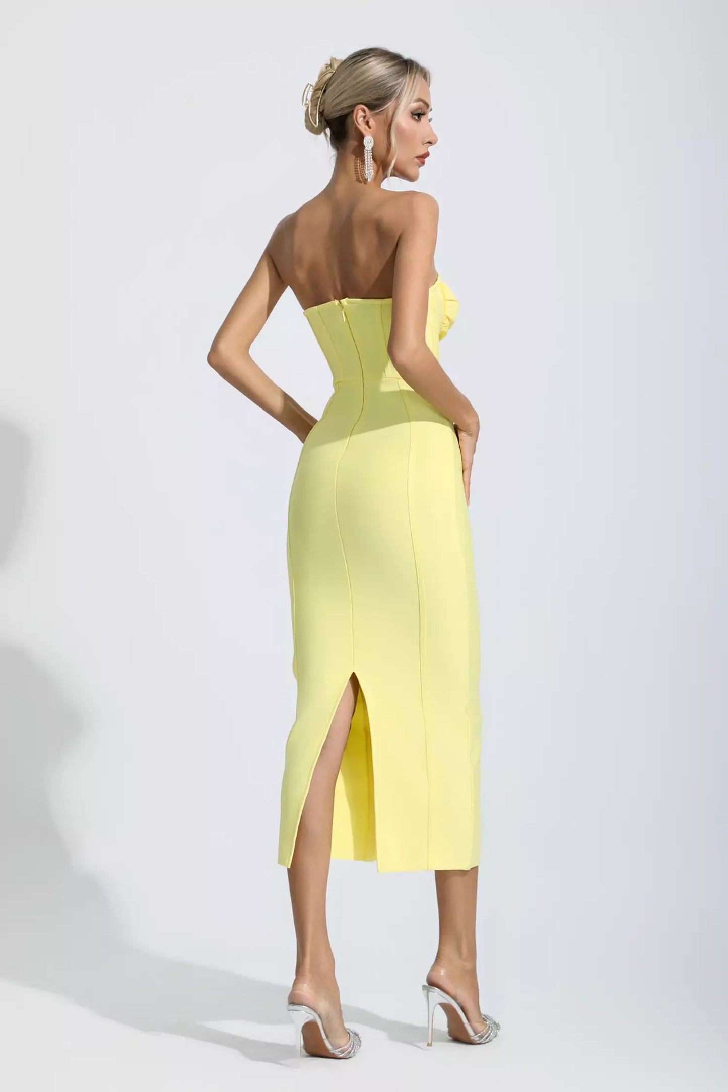 Effortlessly Elegant Dress with a Timeless Design