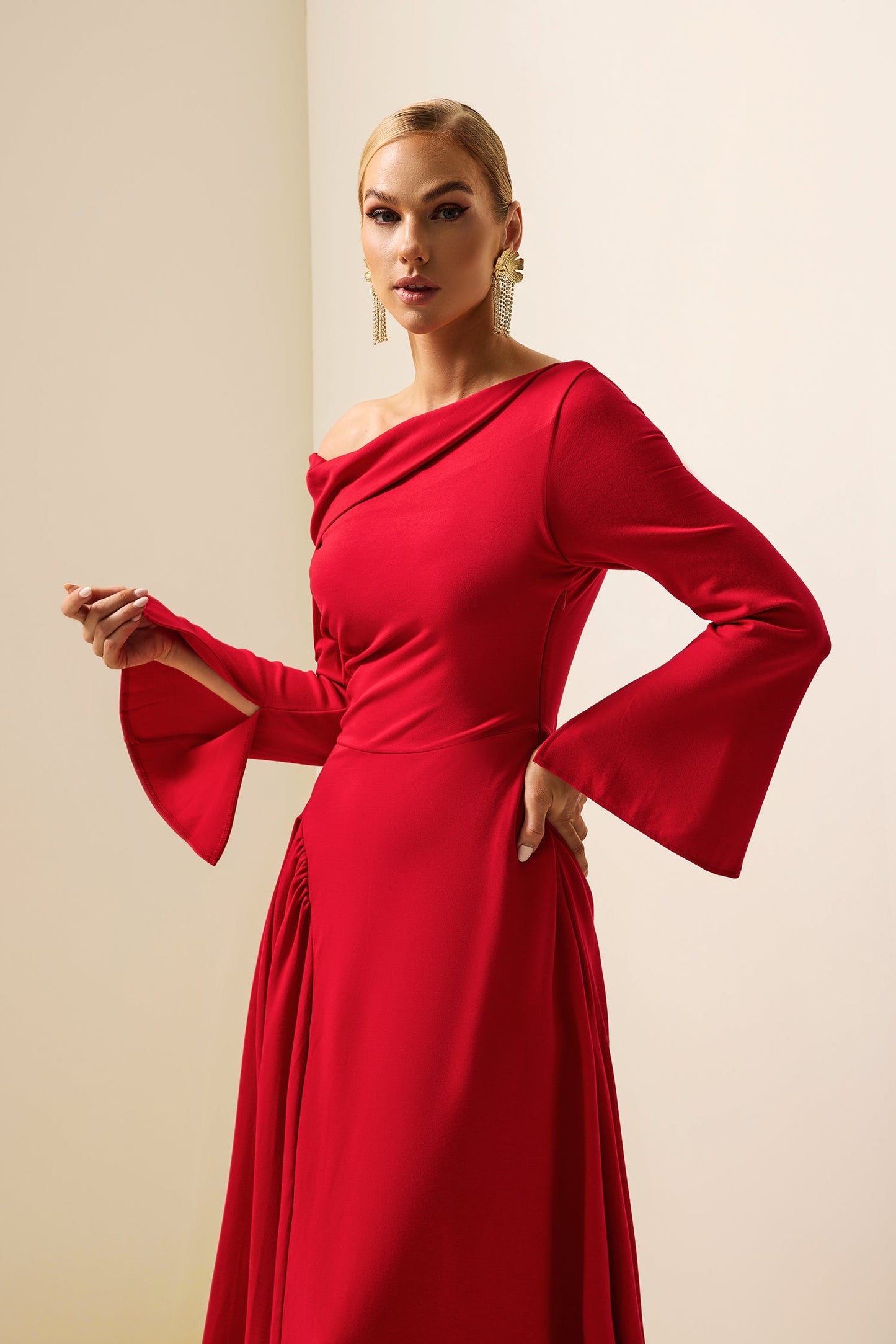 Beautifully Finished Dress in a Timeless Design