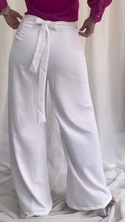 Effortlessly Elegant Pants with a Timeless Design
