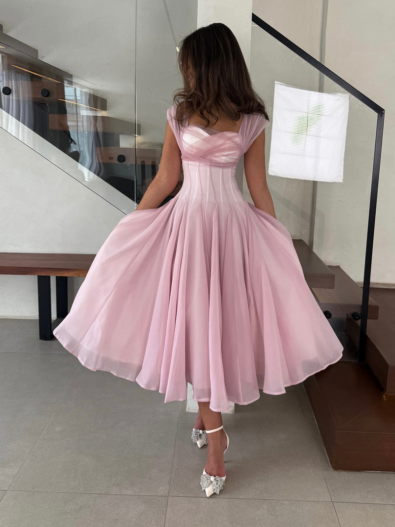 Effortlessly Elegant Dress with a Timeless Design