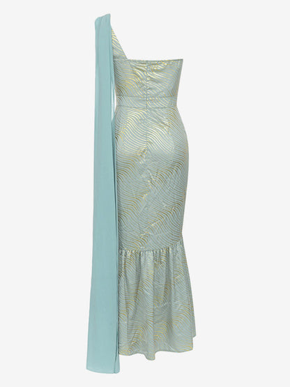 Well Tailored Dress with a Graceful Silhouette