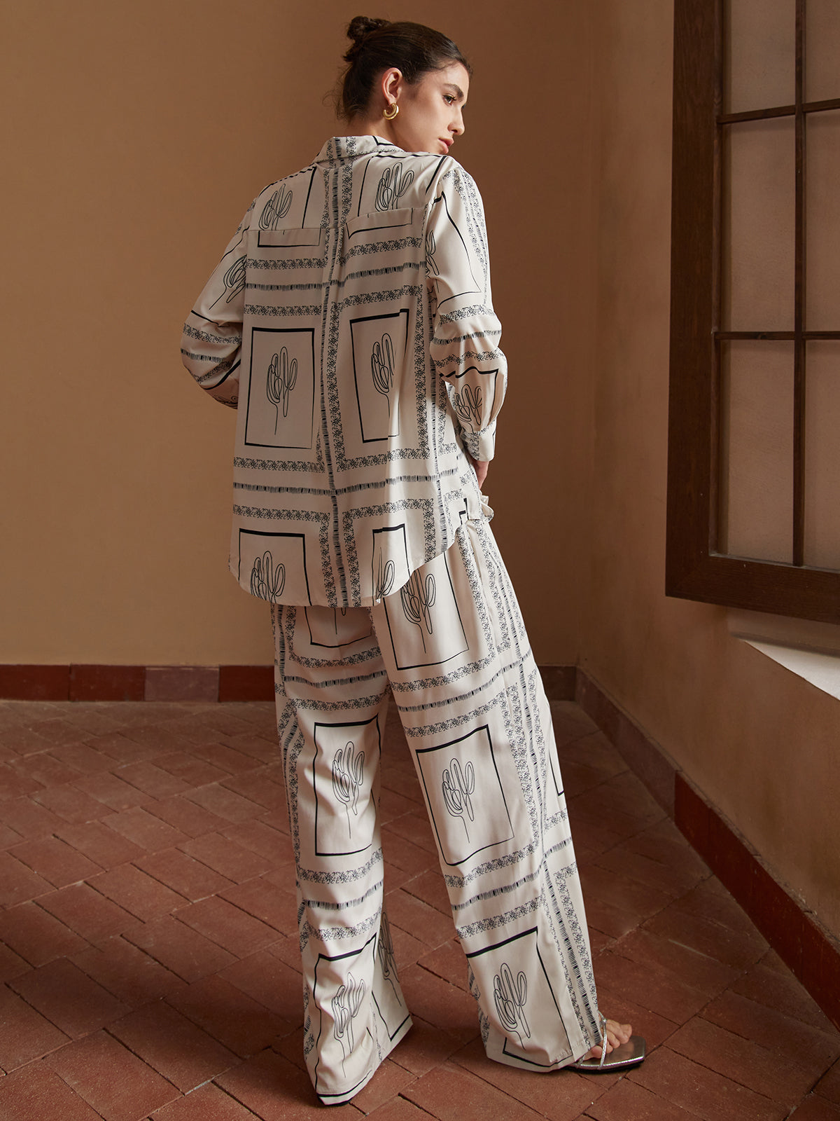 Effortlessly Elegant Pants with a Timeless Design