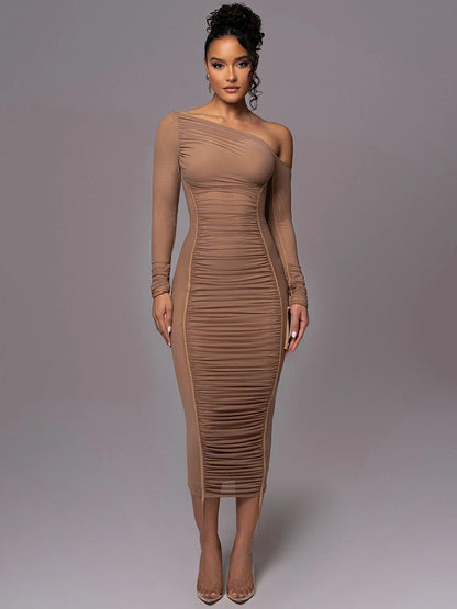 Well Tailored Dress with a Graceful Silhouette