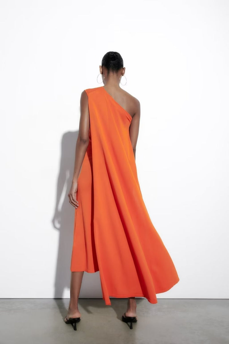 Well Tailored Dress with a Graceful Silhouette