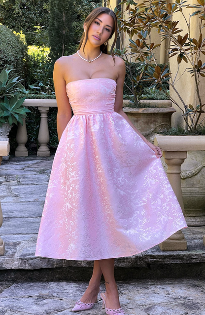 Gracefully Styled Dress for Any Occasion