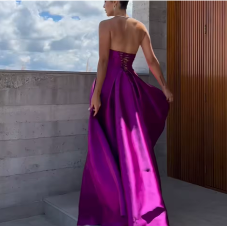 Beautifully Finished Dress in a Timeless Design