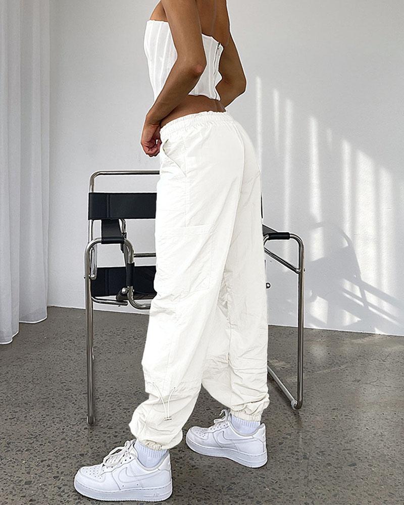 Effortlessly Elegant Pants with a Timeless Design