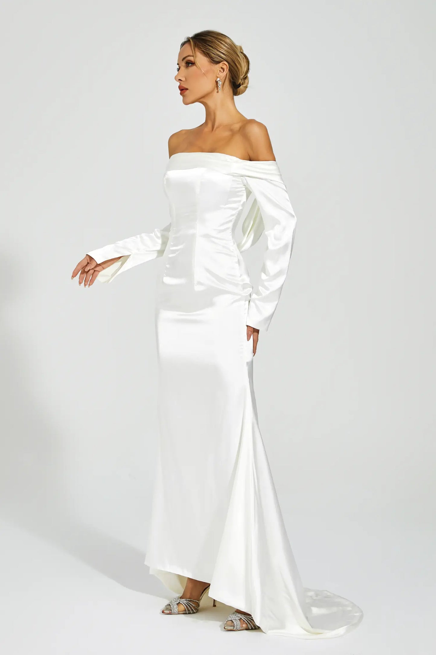 Beautifully Finished Dress in a Timeless Design