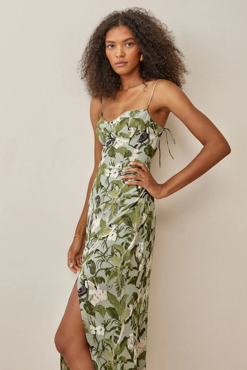 Well Tailored Dress with a Graceful Silhouette
