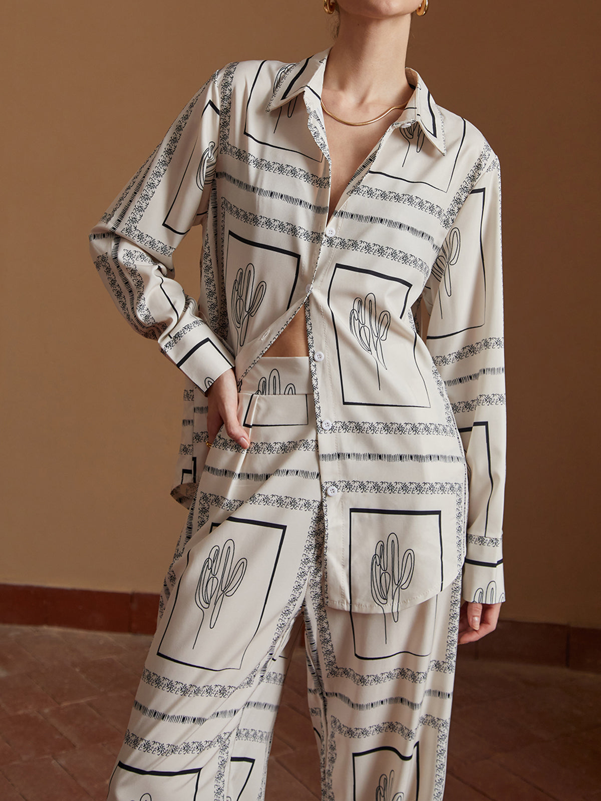 Effortlessly Elegant Pants with a Timeless Design