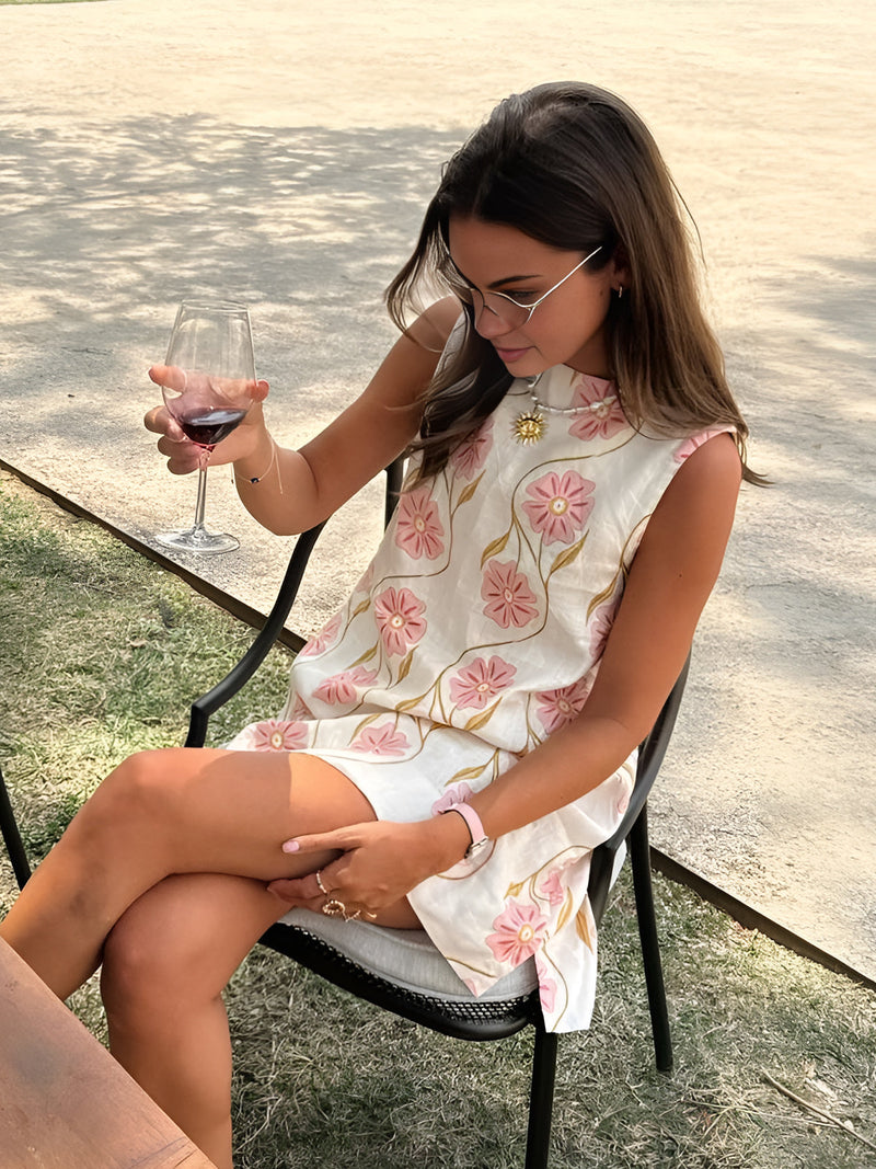 Effortlessly Elegant Dress with a Timeless Design