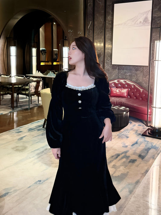 Beautifully Finished Dress in a Timeless Design