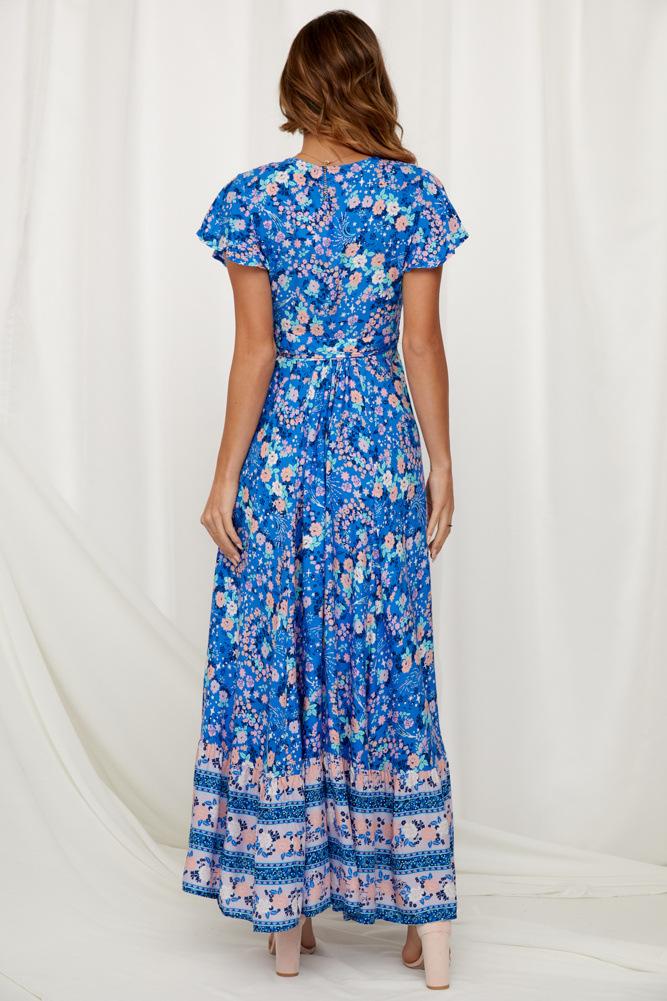 Gracefully Styled Dress for Any Occasion