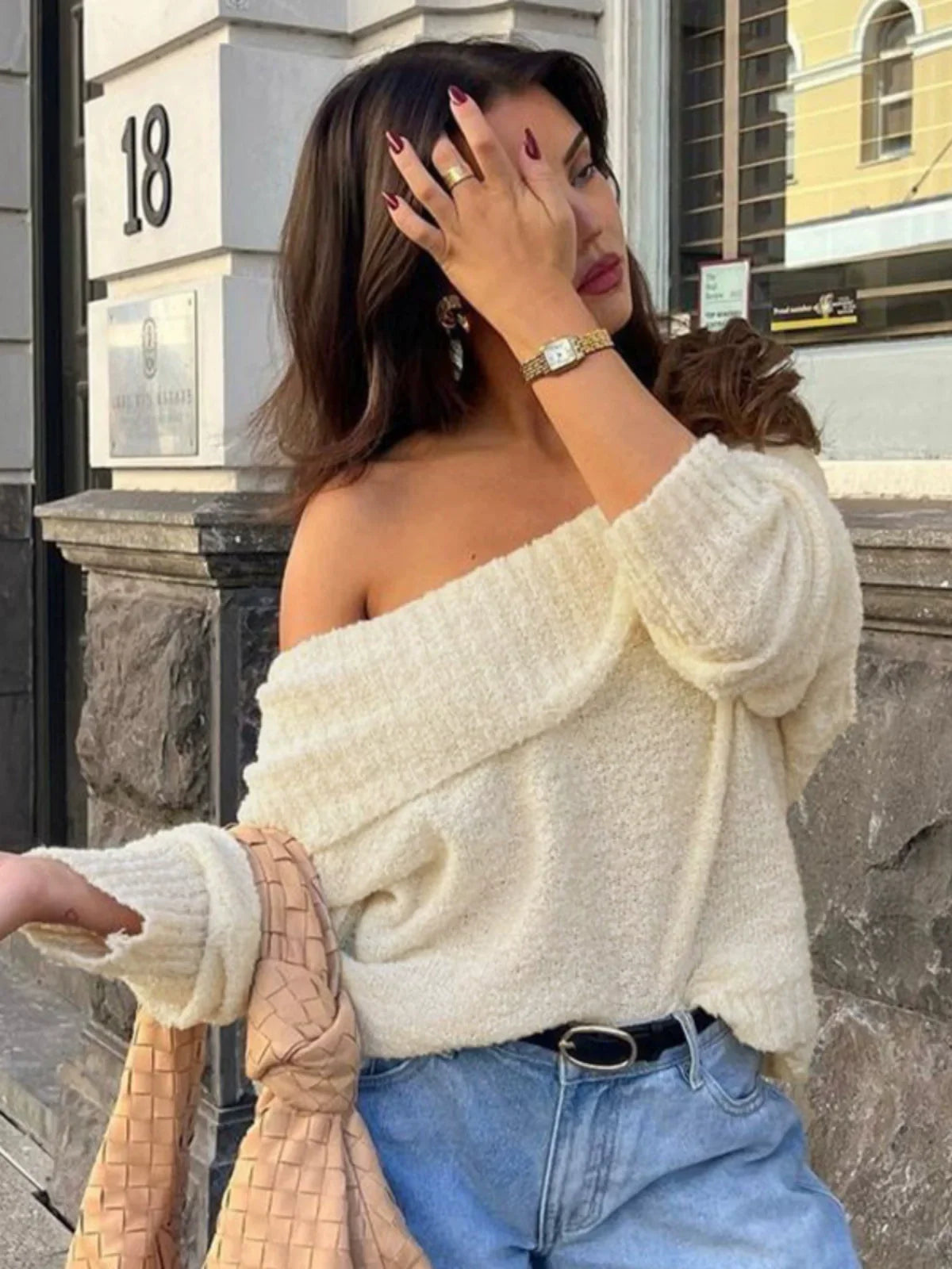 Well Tailored Sweater with a Graceful Silhouette