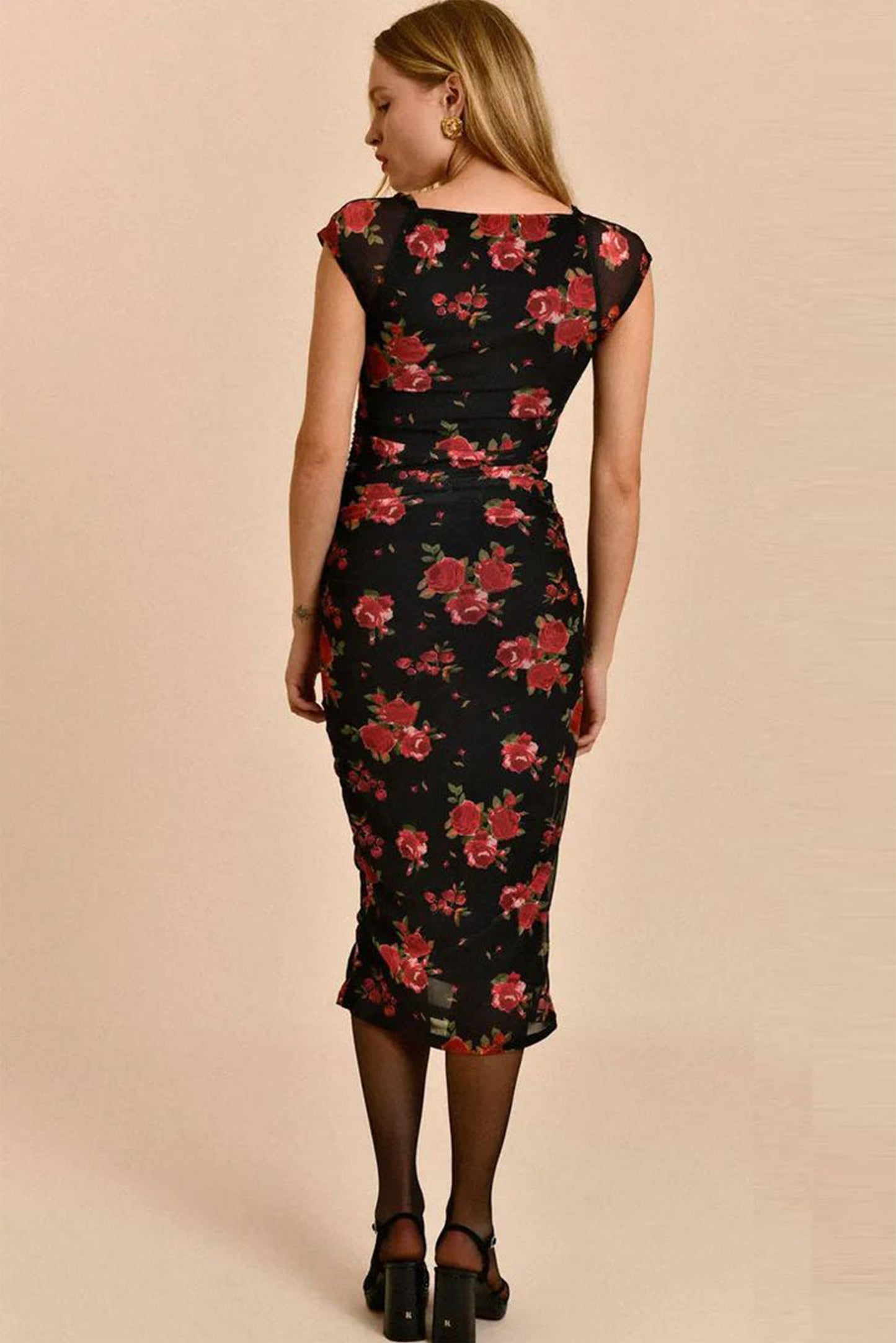 Well Tailored Dress with a Graceful Silhouette