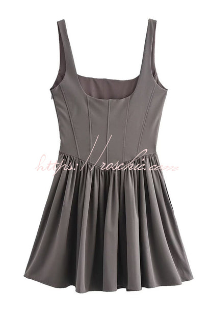 Effortlessly Elegant Dress with a Timeless Design