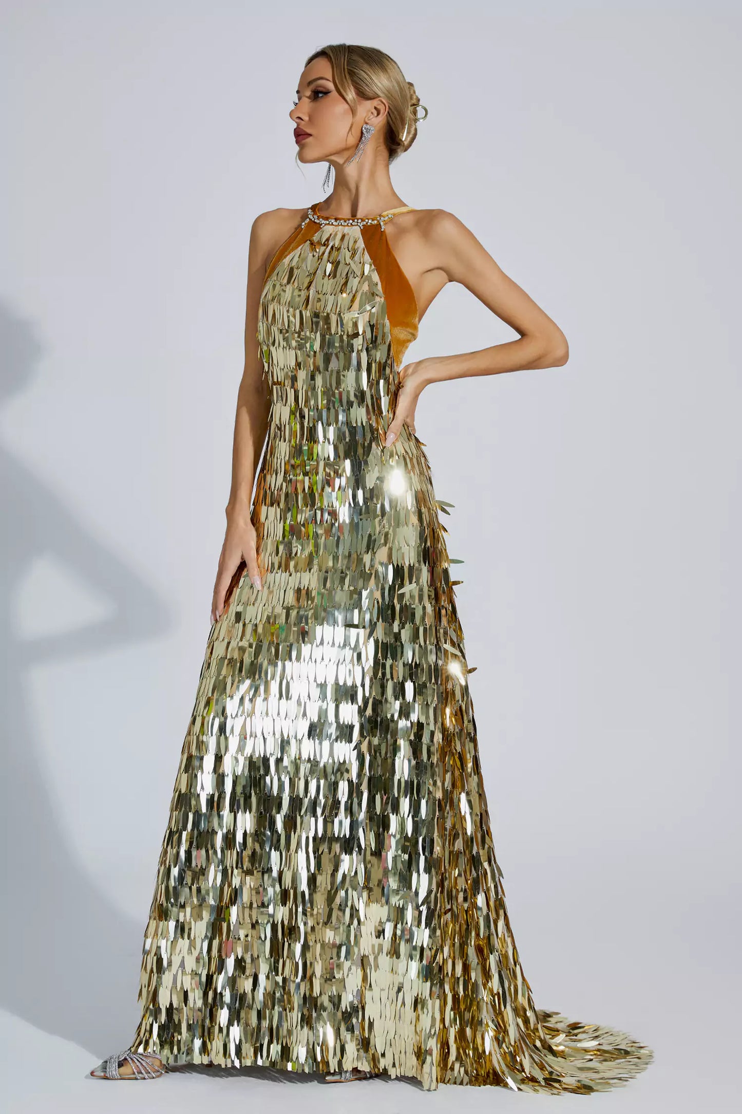 Well Tailored Dress with a Graceful Silhouette