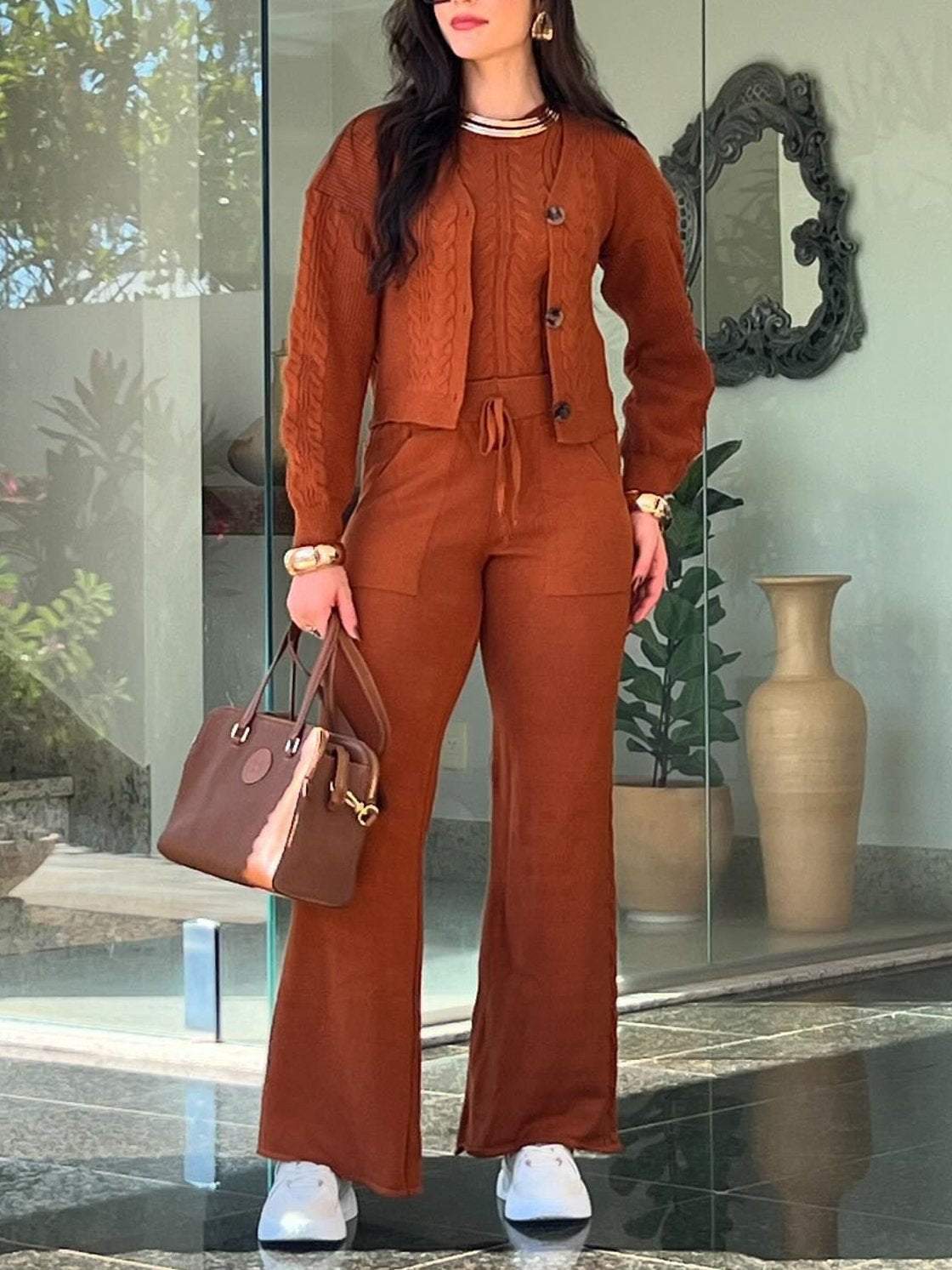 Effortlessly Elegant Pants with a Timeless Design