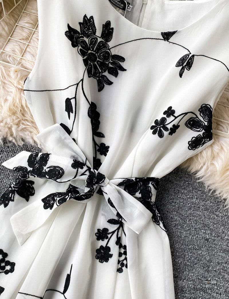 Effortlessly Elegant Dress with a Timeless Design