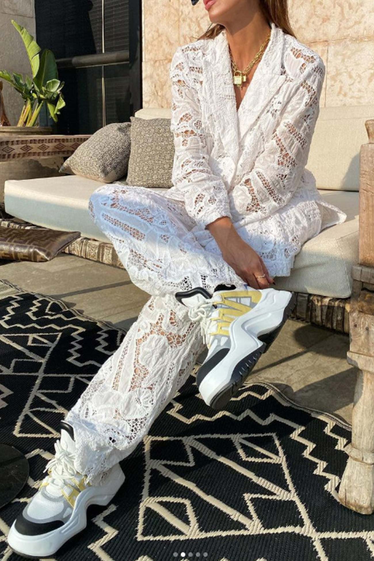 Effortlessly Elegant Pants with a Timeless Design