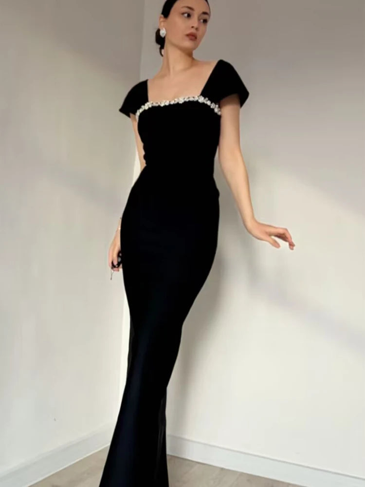 Beautifully Finished Dress in a Timeless Design