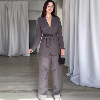 Effortlessly Elegant Pants with a Timeless Design