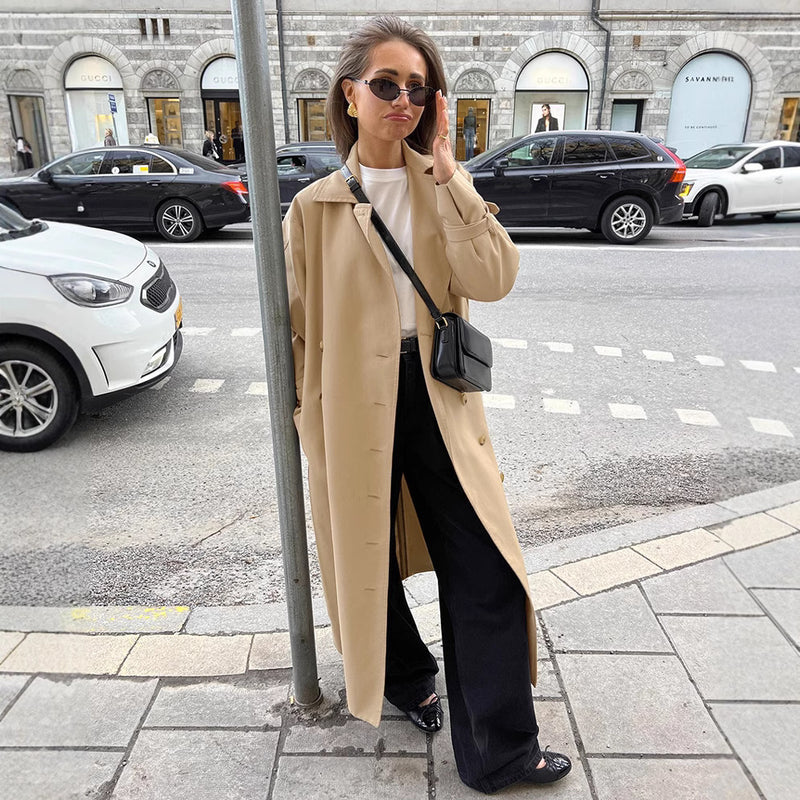 Well Tailored Coat with a Graceful Silhouette