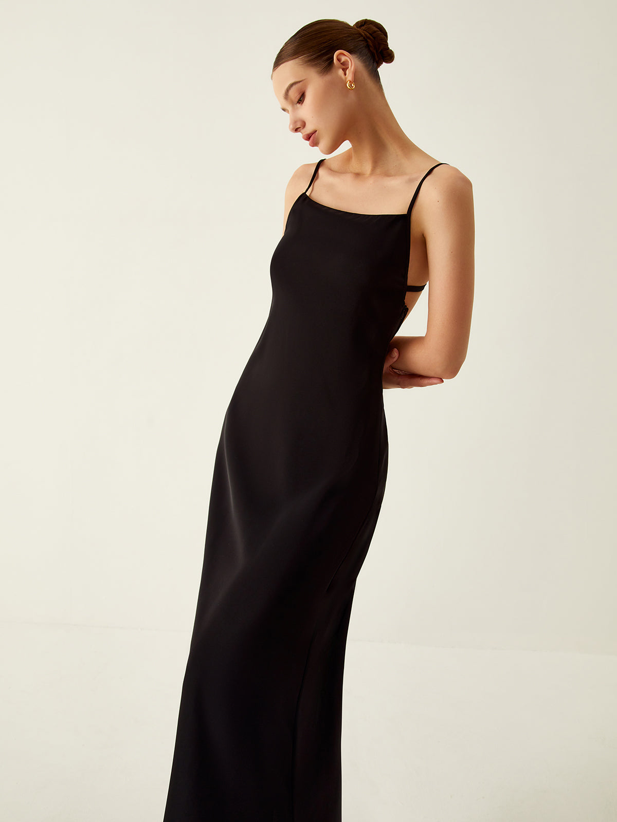 Beautifully Finished Dress in a Timeless Design