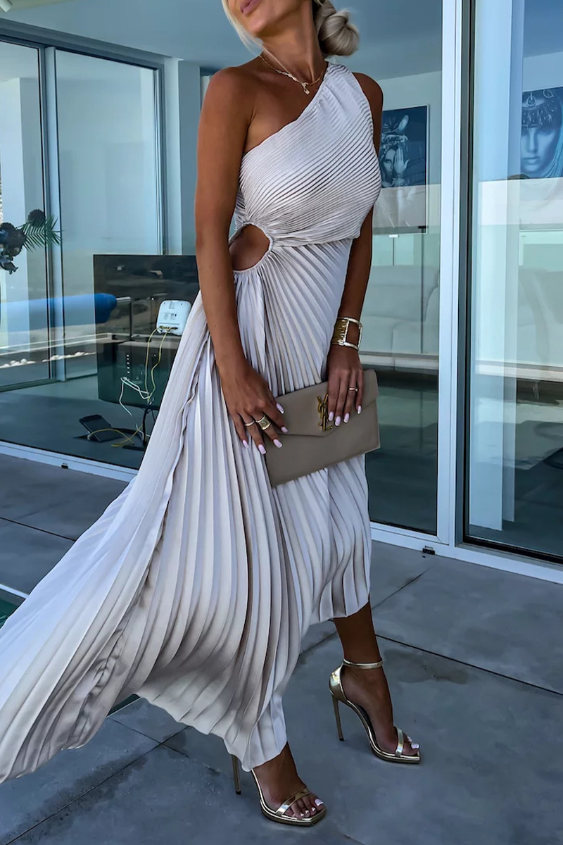 Well Tailored Dress with a Graceful Silhouette