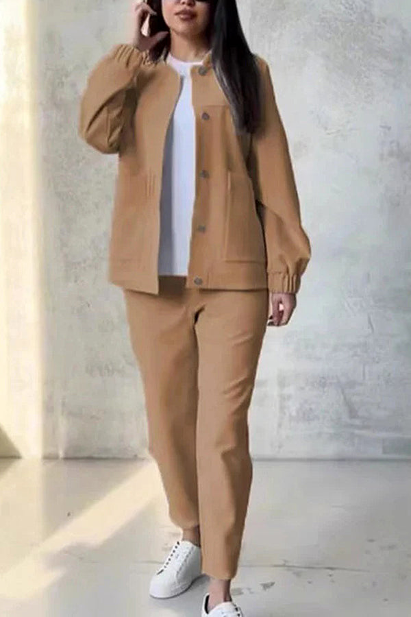 Effortlessly Elegant Pants with a Timeless Design