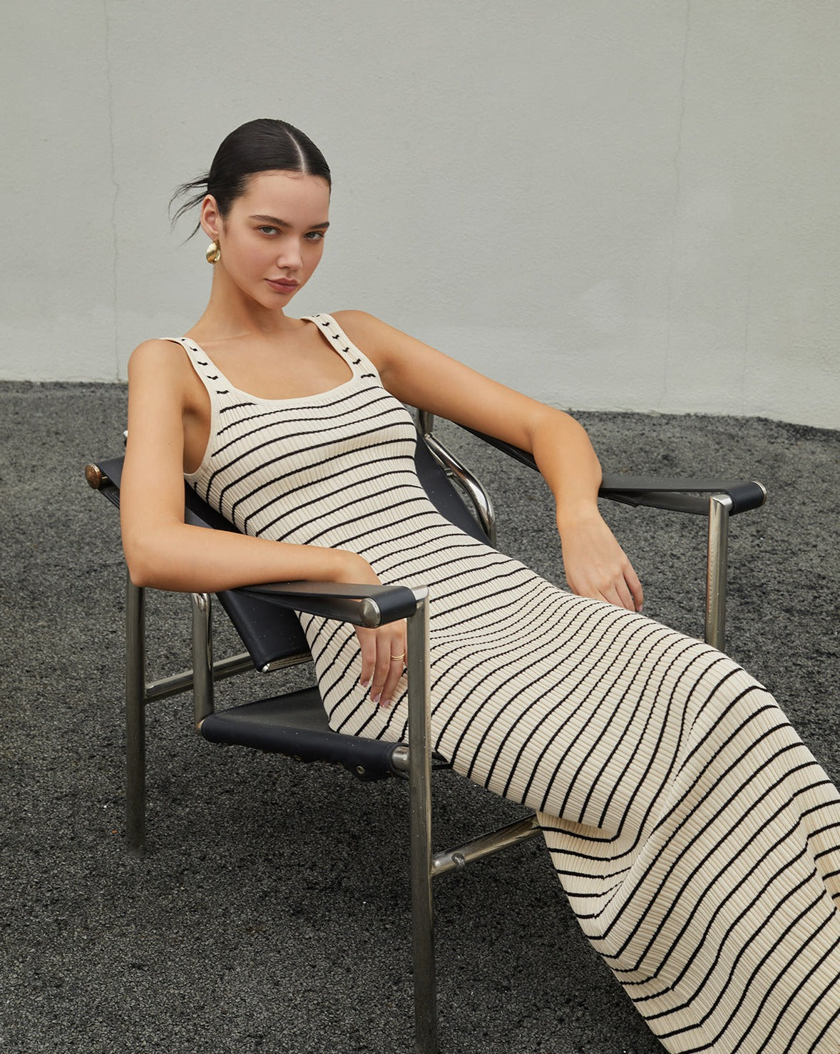 Effortlessly Elegant Dress with a Timeless Design